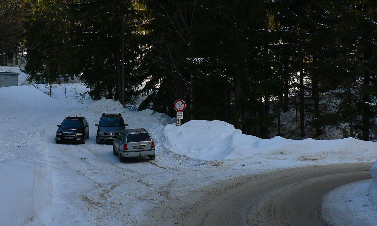 Na_Studničke:_mrte_snehu,_tak_miest_na_parkovanie_trochu_menej._Ale_aj_pod_zákrutou_sú_nejaké.