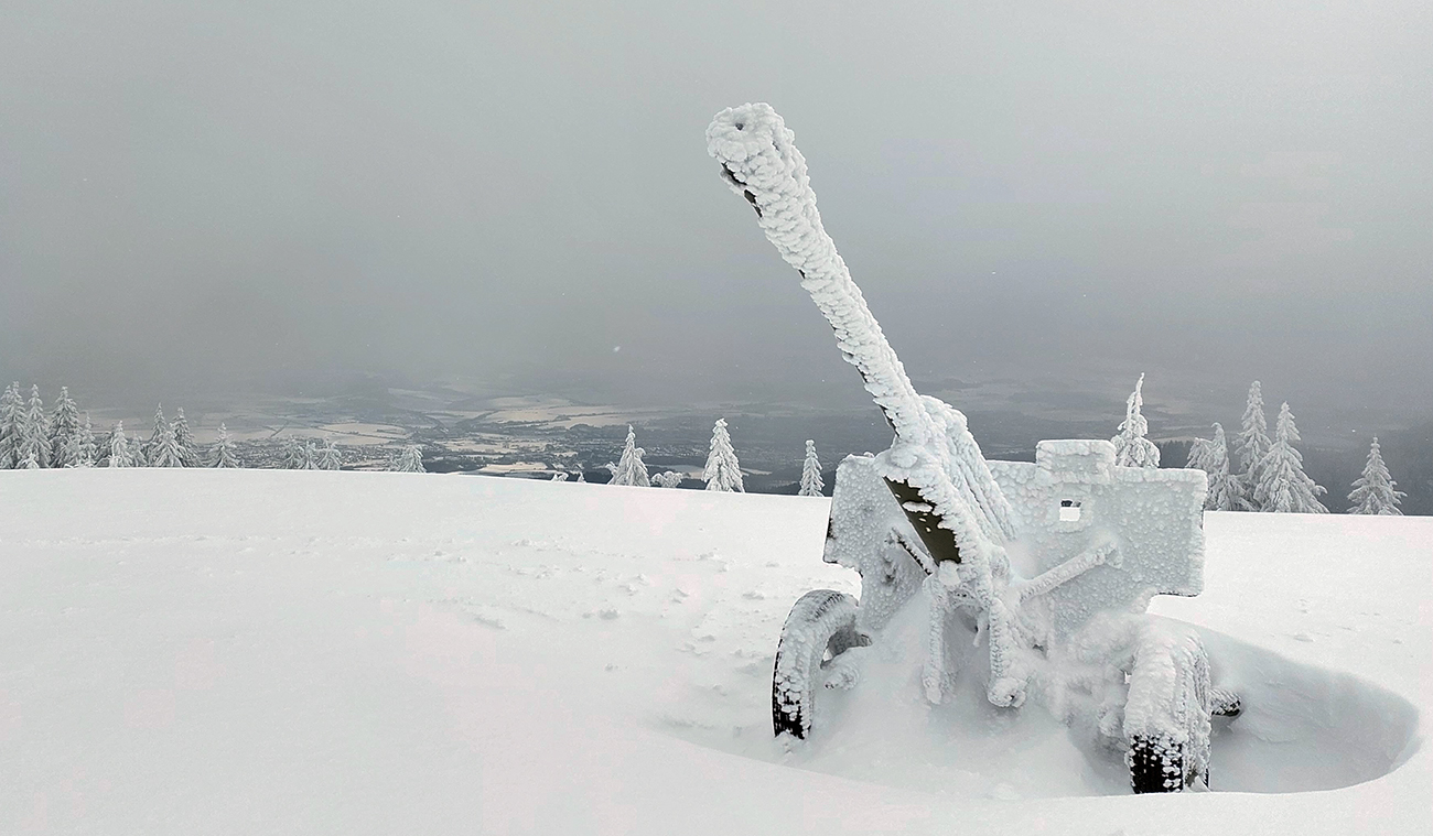 Sedlo Okopy medzi Minčolmi a okienko do Turca. Sedlo_Okopy_medzi_Minčolmi_a_okienko_do_Turca.
